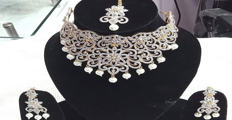 Carrying diamond necklace units | Yourimg